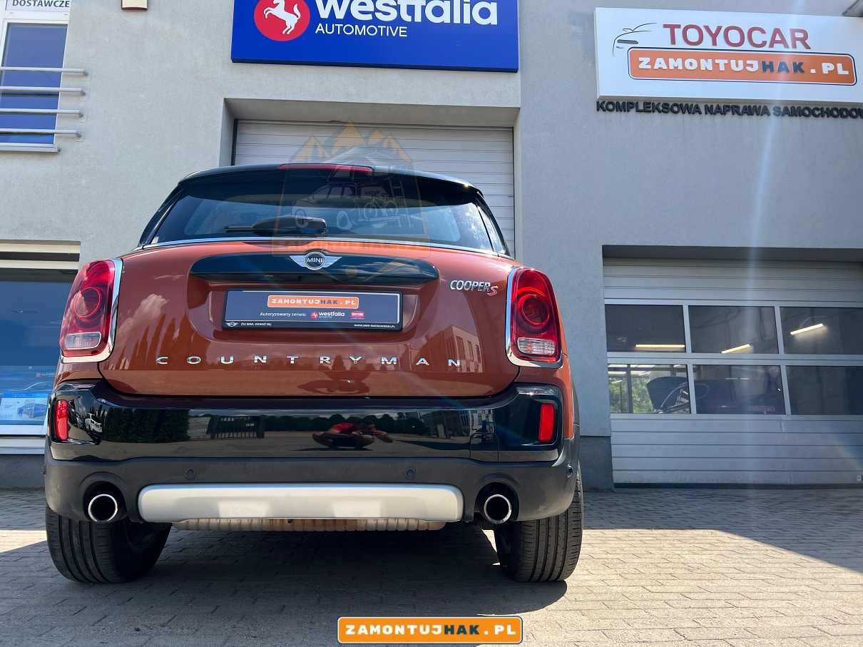 zdjecie przedstawia hak holowniczy oryginalny bmw 5A3DA41 zamontowany w samochodzie z zdemontowaną kulą holowniczą haka holowniczego niewidocznego